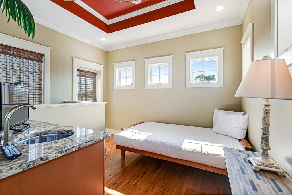 Invitingly Warm 4-Bedroom - Gated Community - Seasonal Beach Service Included