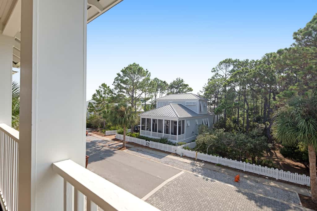 Invitingly Warm 4-Bedroom - Gated Community - Seasonal Beach Service Included