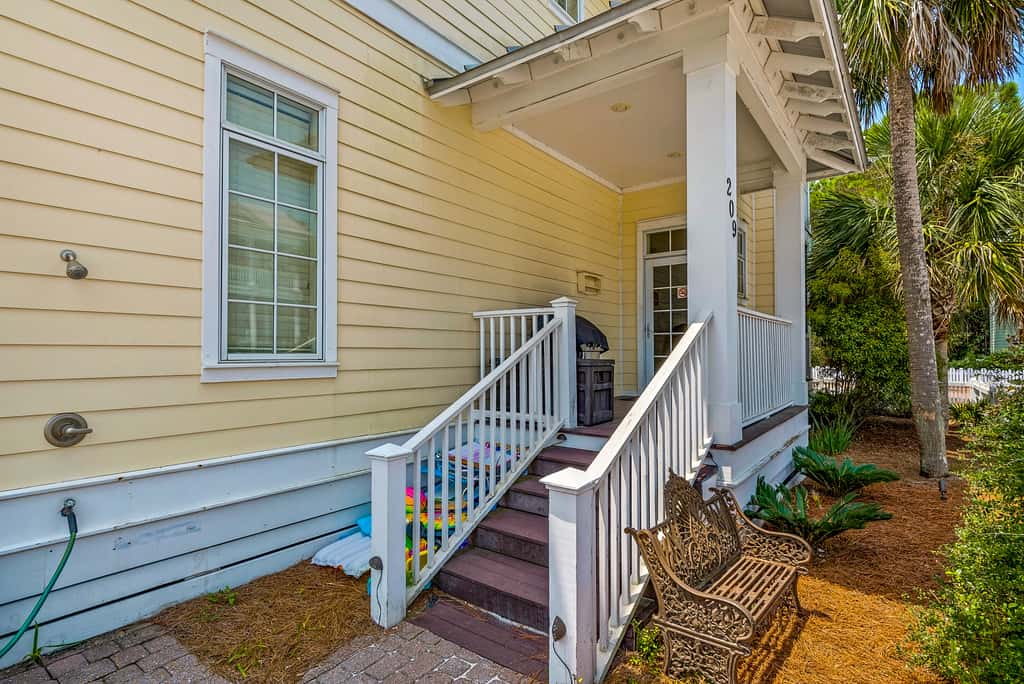 Invitingly Warm 4-Bedroom - Gated Community - Seasonal Beach Service Included