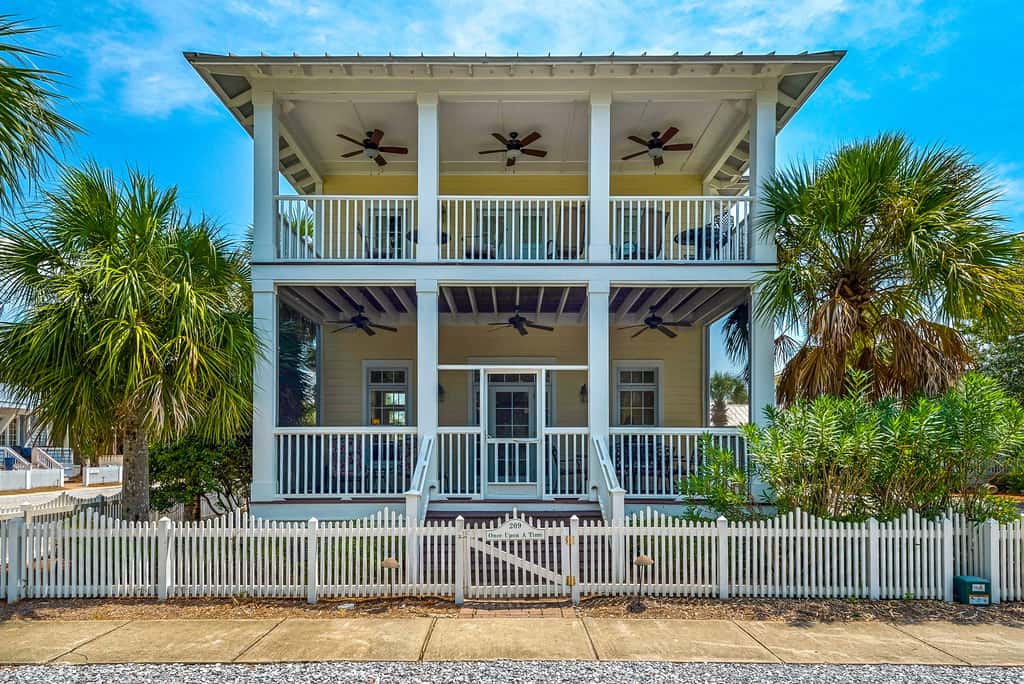 Invitingly Warm 4-Bedroom - Gated Community - Seasonal Beach Service Included