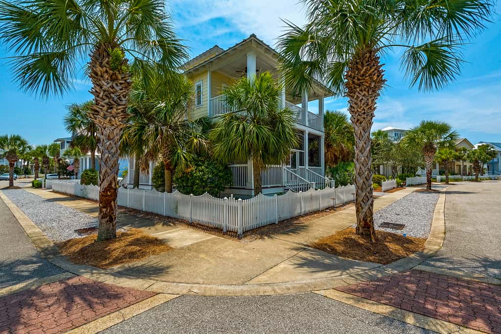 Invitingly Warm 4-Bedroom - Gated Community - Seasonal Beach Service Included