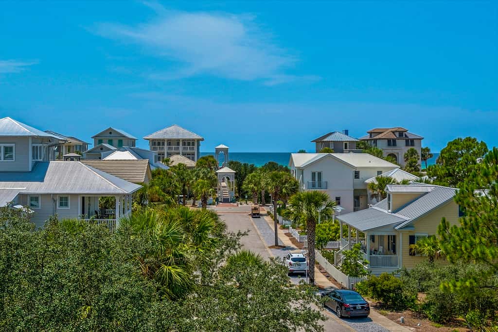 Invitingly Warm 4-Bedroom - Gated Community - Seasonal Beach Service Included