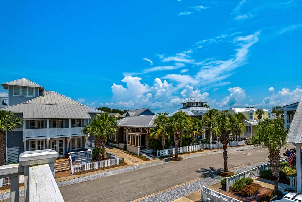 Invitingly Warm 4-Bedroom - Gated Community - Seasonal Beach Service Included