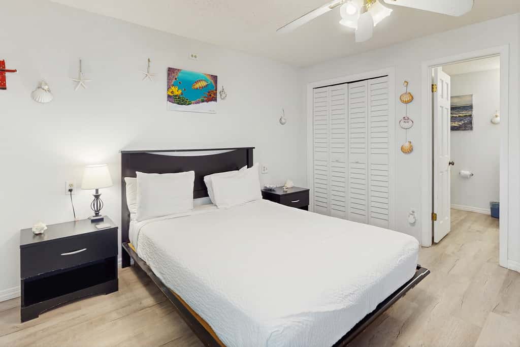 Snowbird-friendly studio with boat dock, beach access & pool