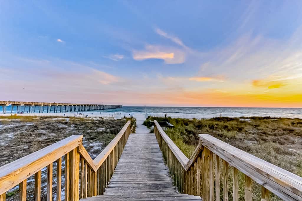Snowbird-friendly studio with boat dock, beach access & pool