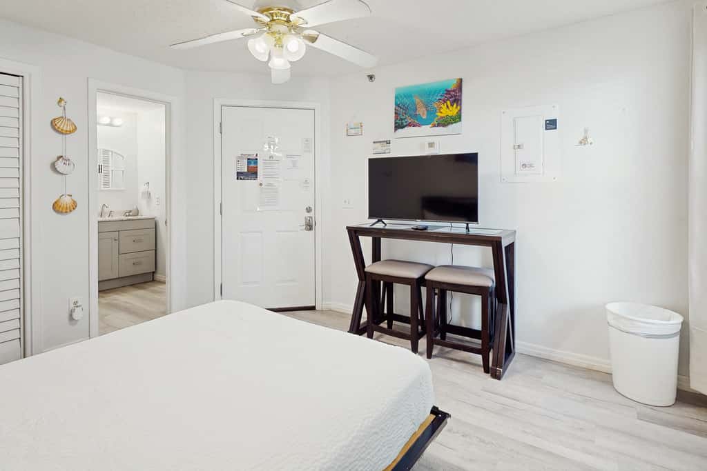 Snowbird-friendly studio with boat dock, beach access & pool