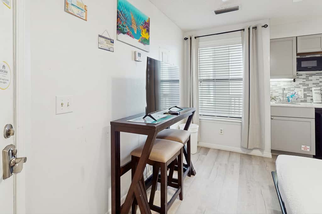 Snowbird-friendly studio with boat dock, beach access & pool