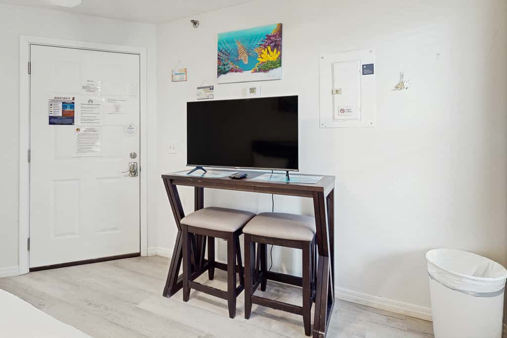 Snowbird-friendly studio with boat dock, beach access & pool