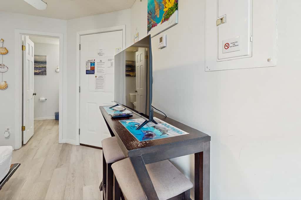 Snowbird-friendly studio with boat dock, beach access & pool