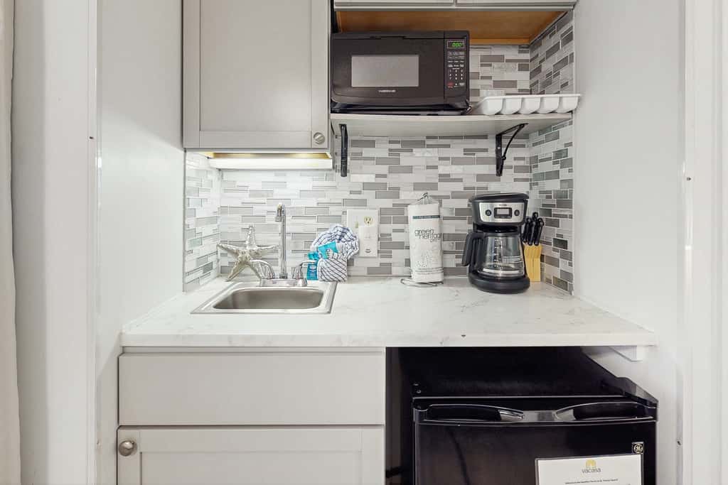 Snowbird-friendly studio with boat dock, beach access & pool