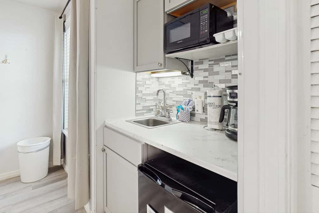 Snowbird-friendly studio with boat dock, beach access & pool
