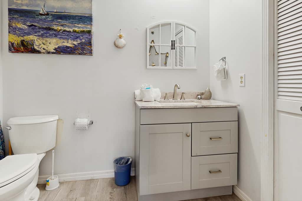 Snowbird-friendly studio with boat dock, beach access & pool