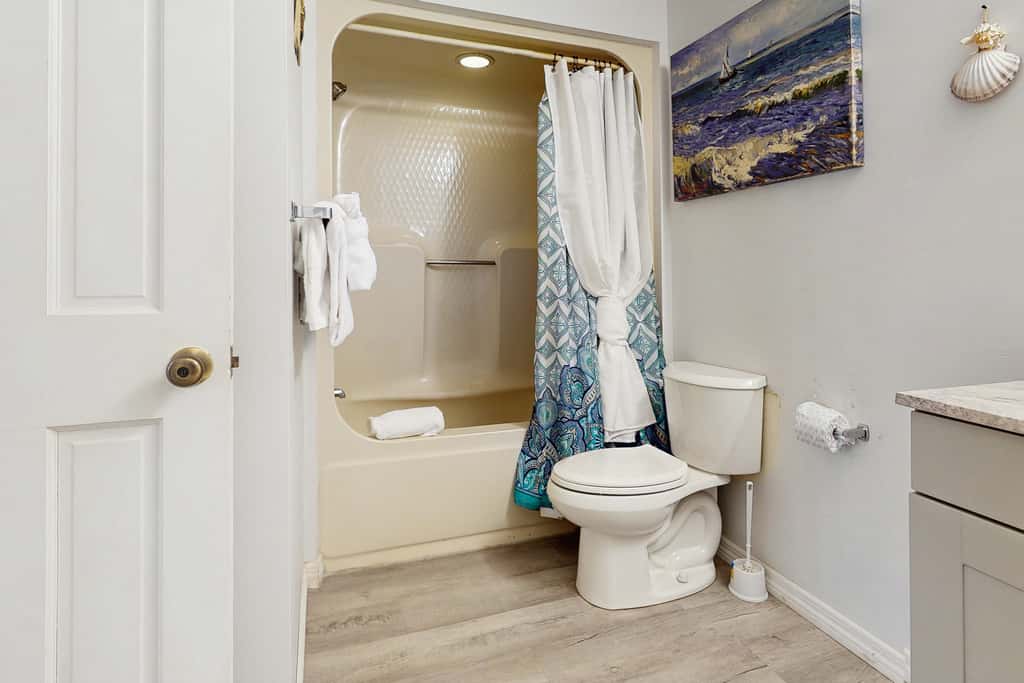 Snowbird-friendly studio with boat dock, beach access & pool