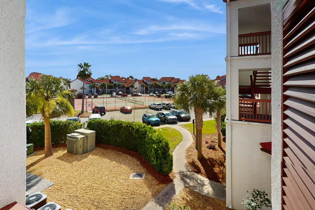 Snowbird-friendly studio with boat dock, beach access & pool