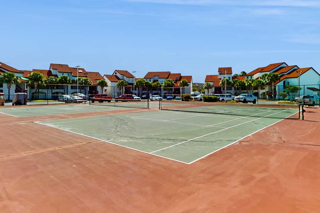 Snowbird-friendly studio with boat dock, beach access & pool