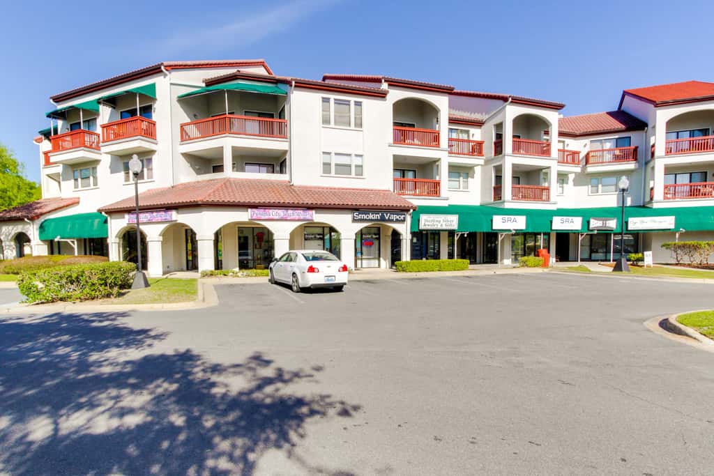 Snowbird-friendly studio with boat dock, beach access & pool