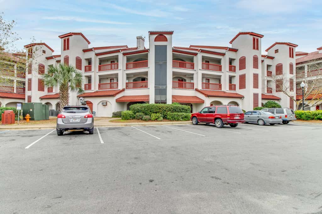 Snowbird-friendly studio with boat dock, beach access & pool
