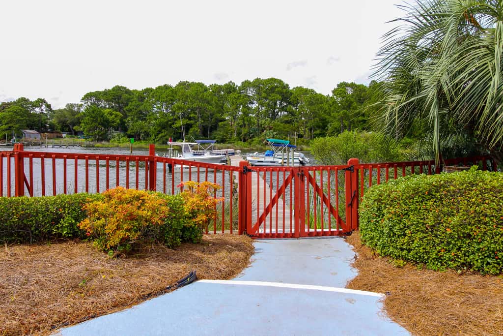 Snowbird-friendly studio with boat dock, beach access & pool