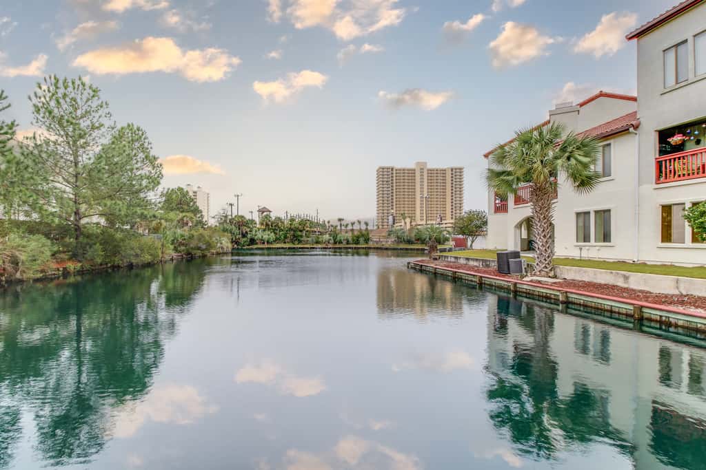 Snowbird-friendly studio with boat dock, beach access & pool