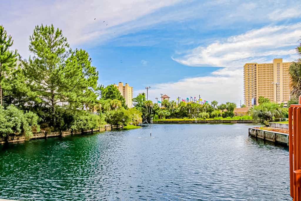 Snowbird-friendly studio with boat dock, beach access & pool