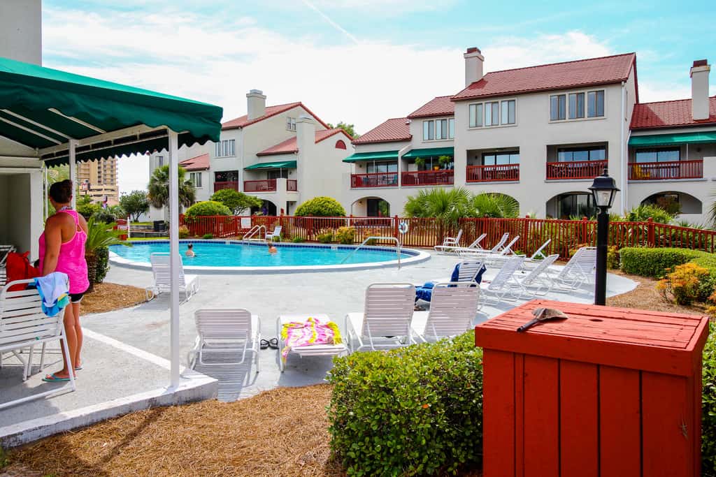 Snowbird-friendly studio with boat dock, beach access & pool