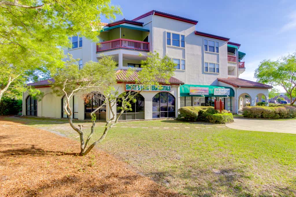 Snowbird-friendly studio with boat dock, beach access & pool
