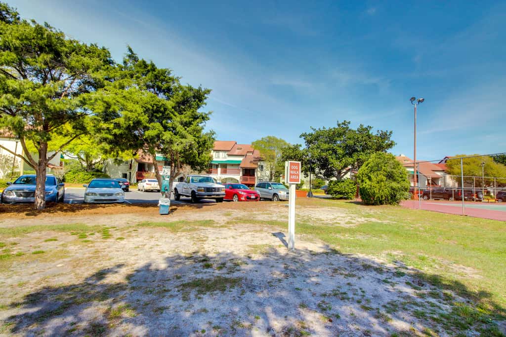 Snowbird-friendly studio with boat dock, beach access & pool