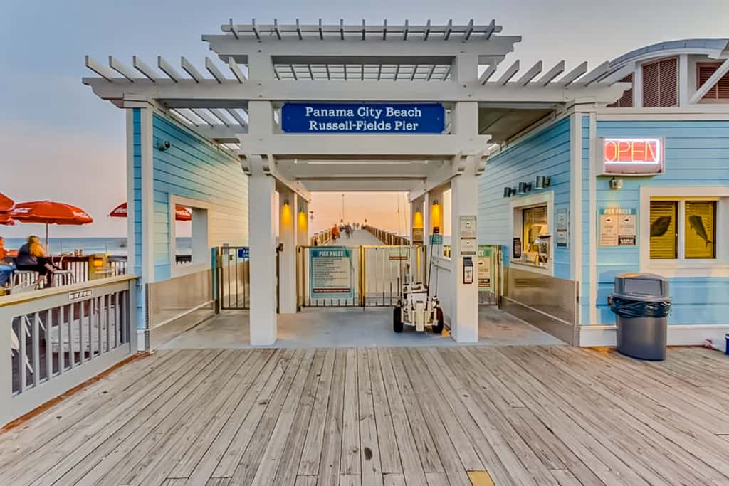 Snowbird-friendly studio with boat dock, beach access & pool