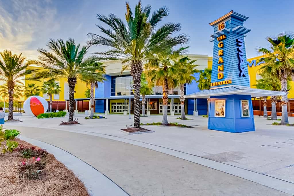 Snowbird-friendly studio with boat dock, beach access & pool