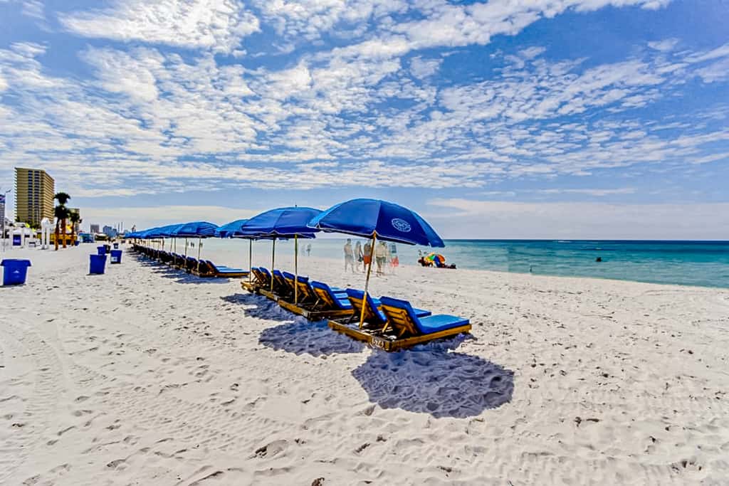 Snowbird-friendly studio with boat dock, beach access & pool