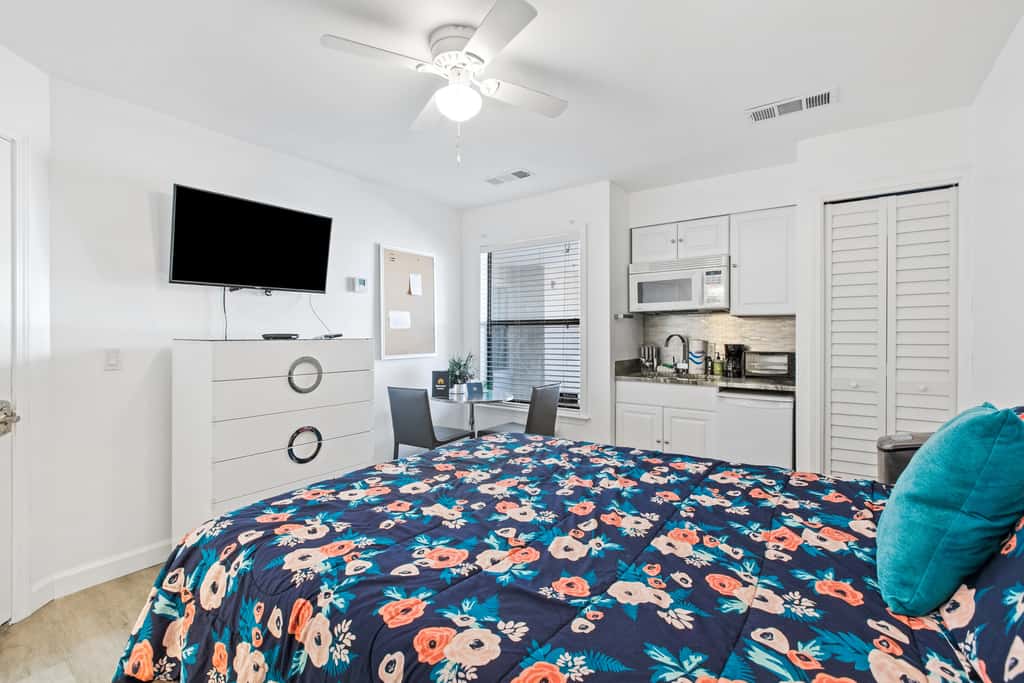 Lovely condo with pool, sauna & dock - across the street from beach