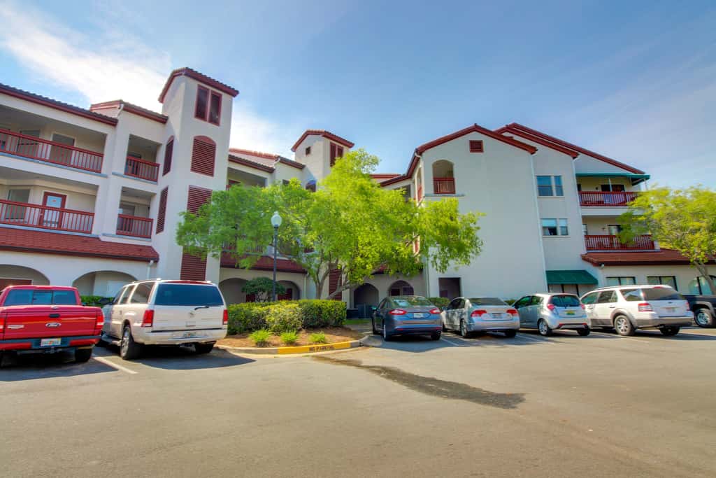 Lovely condo with pool, sauna & dock - across the street from beach