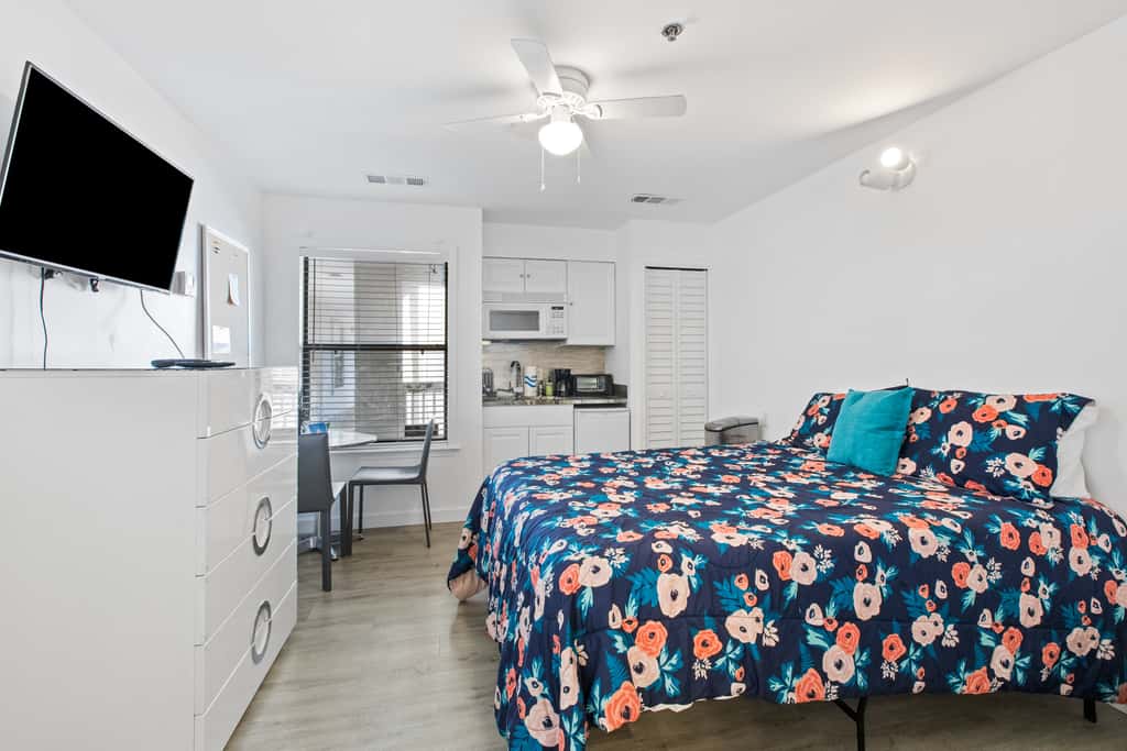 Lovely condo with pool, sauna & dock - across the street from beach