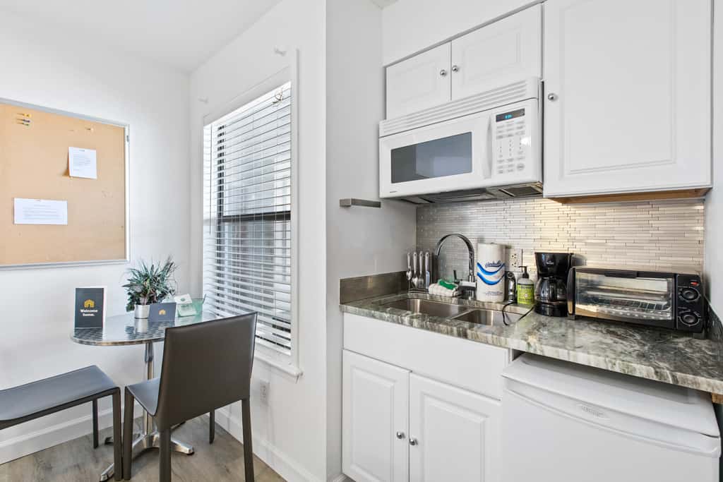 Lovely condo with pool, sauna & dock - across the street from beach