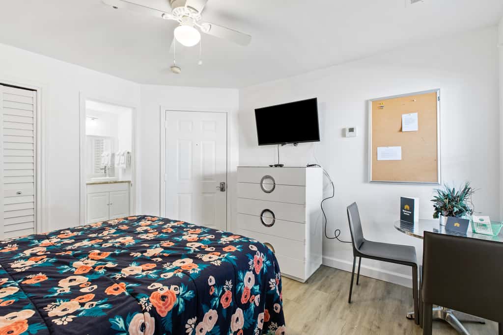Lovely condo with pool, sauna & dock - across the street from beach