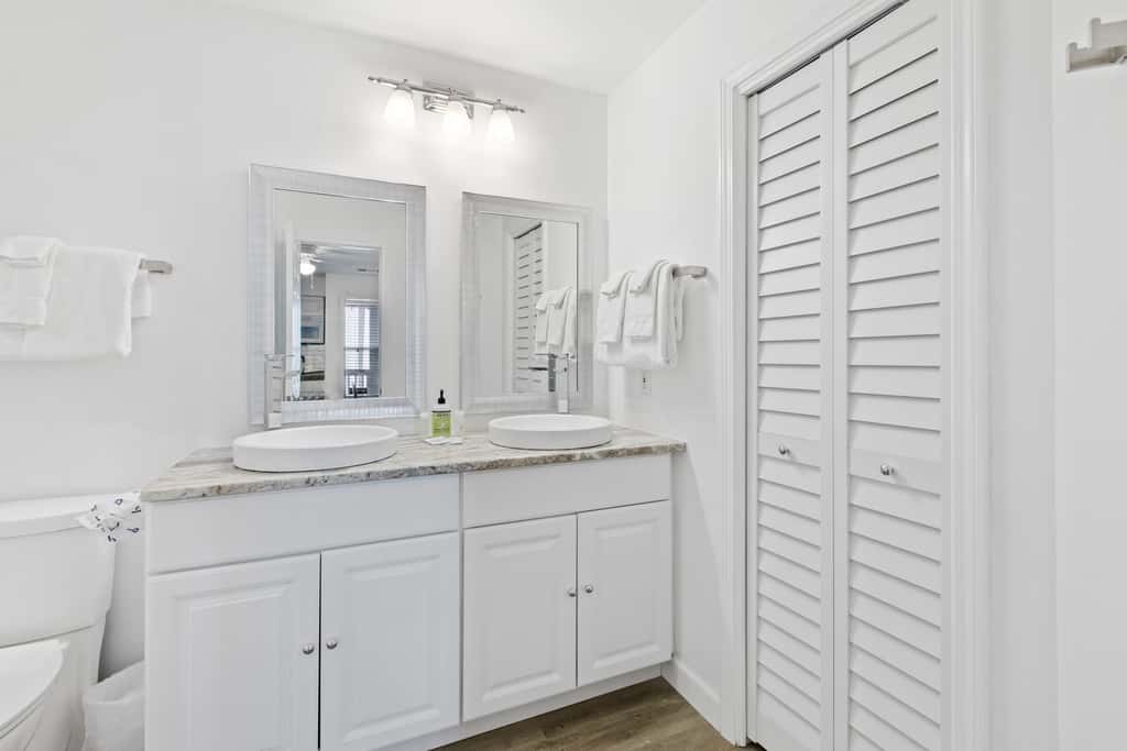 Lovely condo with pool, sauna & dock - across the street from beach