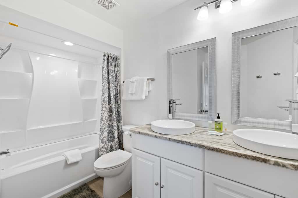 Lovely condo with pool, sauna & dock - across the street from beach