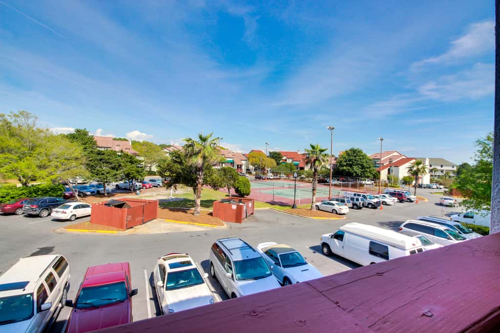 Lovely condo with pool, sauna & dock - across the street from beach
