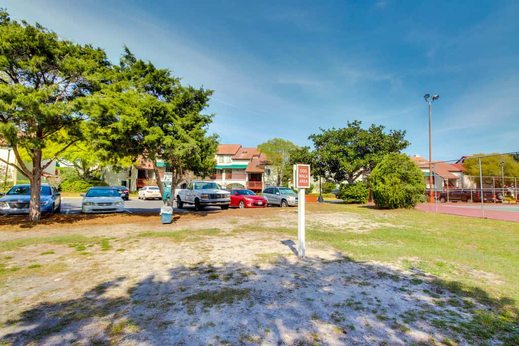 Lovely condo with pool, sauna & dock - across the street from beach