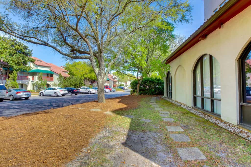 Lovely condo with pool, sauna & dock - across the street from beach