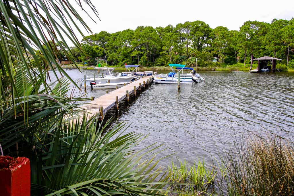 Lovely condo with pool, sauna & dock - across the street from beach