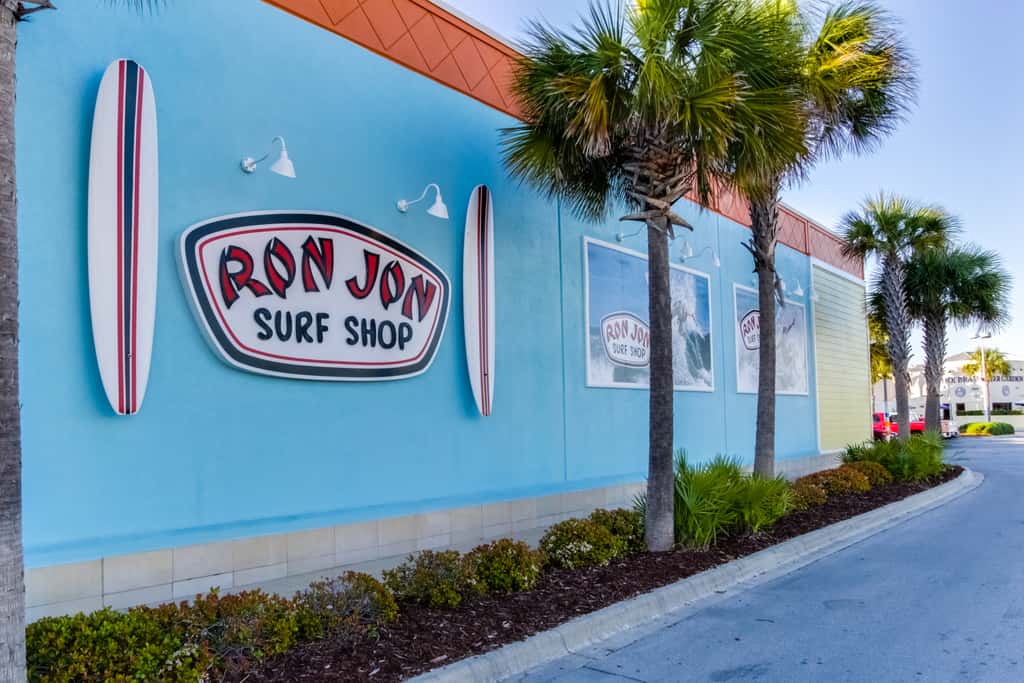 Lovely condo with pool, sauna & dock - across the street from beach