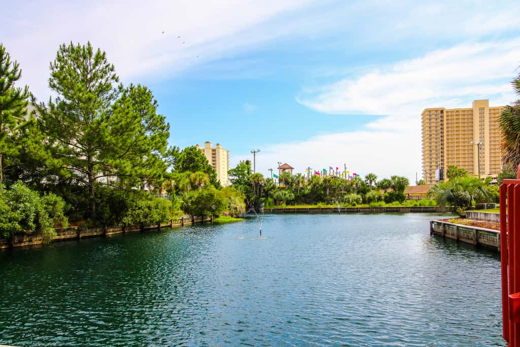 Lovely condo with pool, sauna & dock - across the street from beach