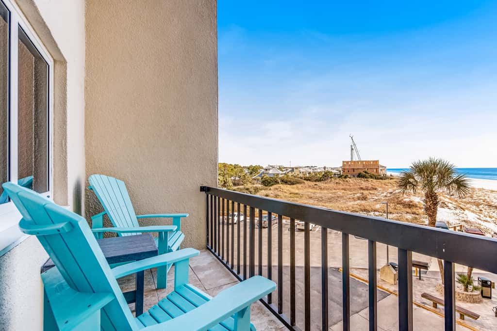 Beachfront condo with balcony, pools, sauna & ocean views - snowbird-friendly