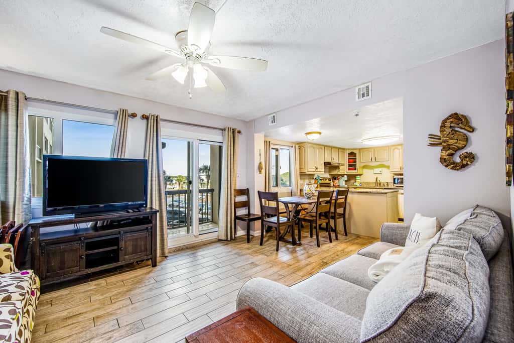 Beachfront condo with balcony, pools, sauna & ocean views - snowbird-friendly