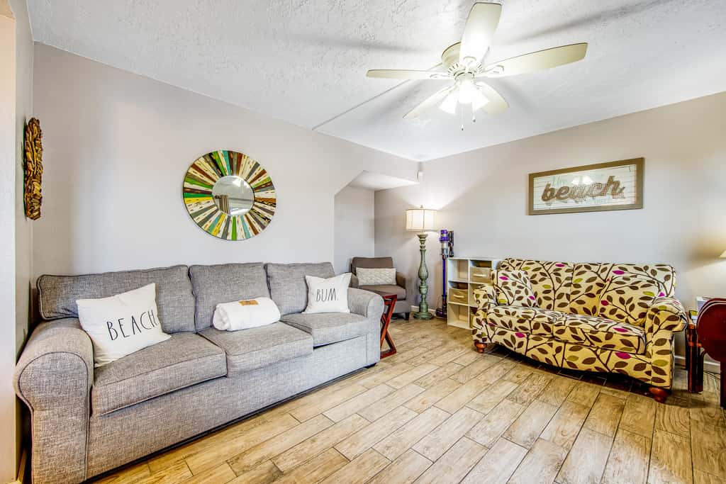Beachfront condo with balcony, pools, sauna & ocean views - snowbird-friendly