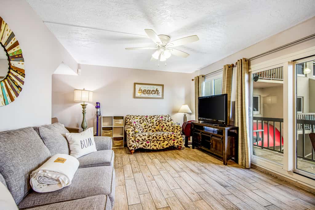 Beachfront condo with balcony, pools, sauna & ocean views - snowbird-friendly