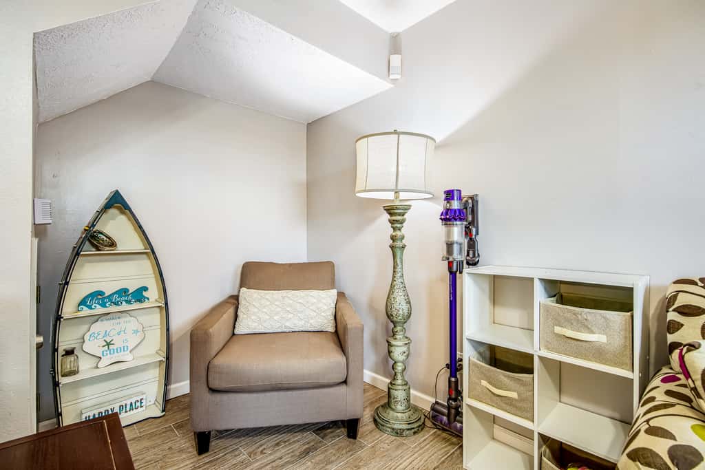 Beachfront condo with balcony, pools, sauna & ocean views - snowbird-friendly