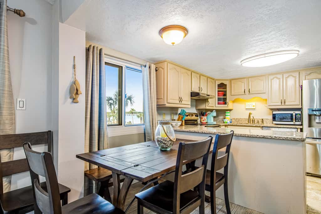 Beachfront condo with balcony, pools, sauna & ocean views - snowbird-friendly