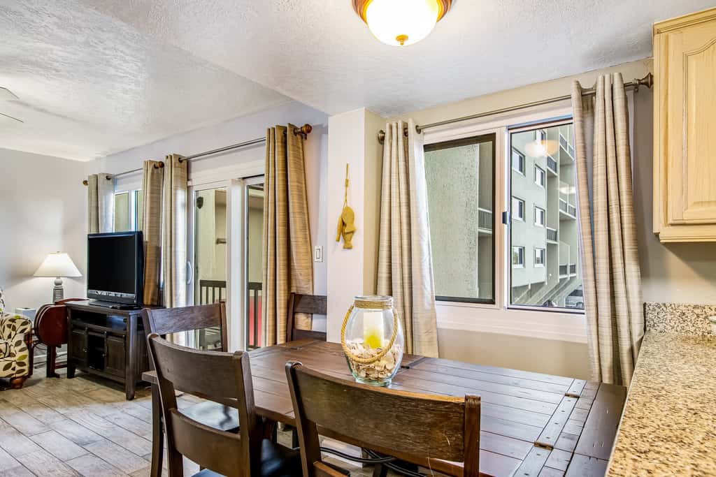 Beachfront condo with balcony, pools, sauna & ocean views - snowbird-friendly